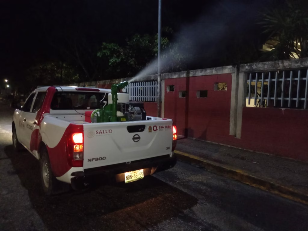 Vehículo de vectores realiza nebulización nocturna para prevenir enfermedades transmitidas por mosquitos.