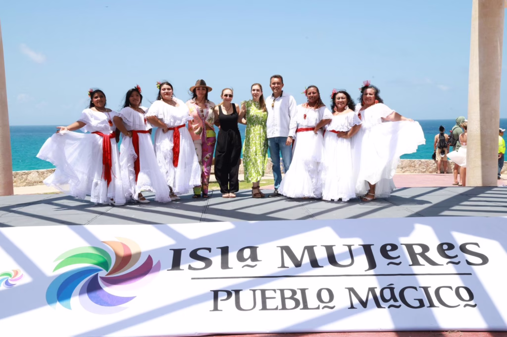 Grupo de danza regional participa en el programa Magia en Punta Sur en Isla Mujeres.