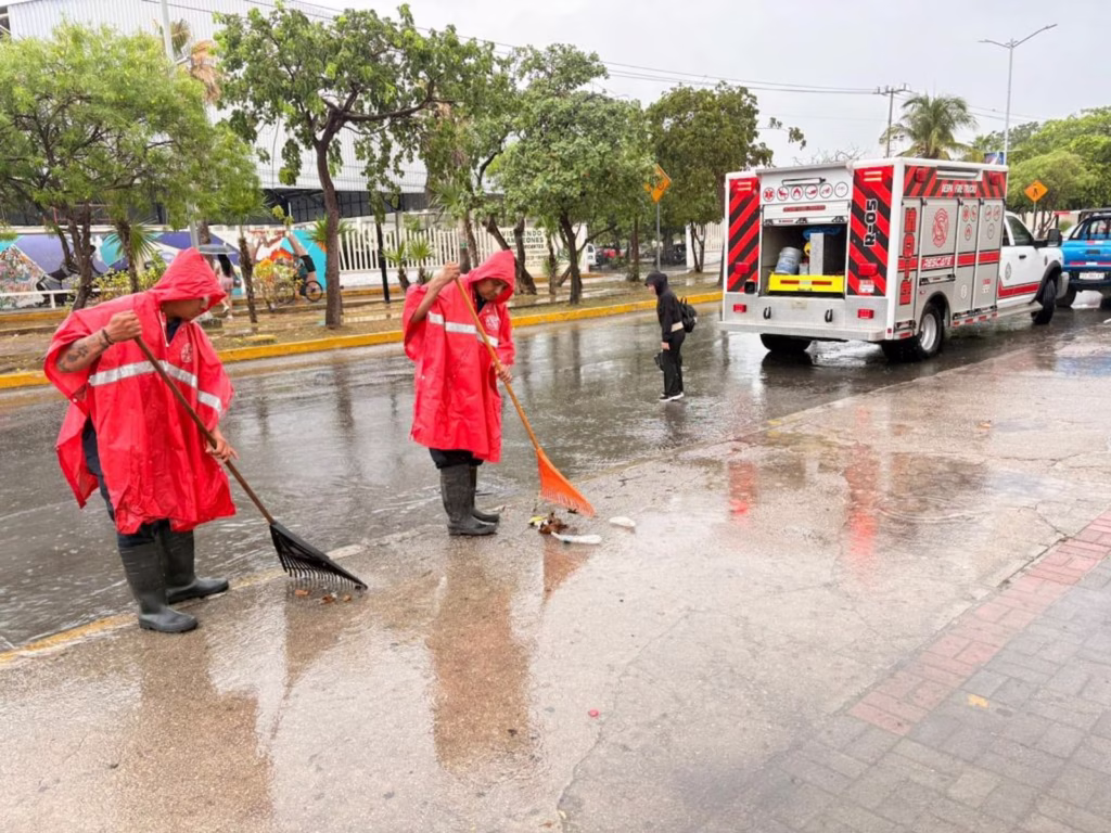 Personal del Operativo Tormenta atiende zonas afectadas por lluvias en Playa del Carmen