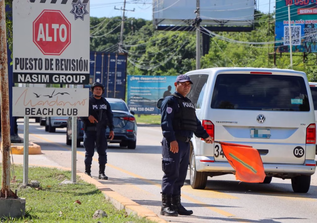 Elementos de seguridad realizan un operativo vial
