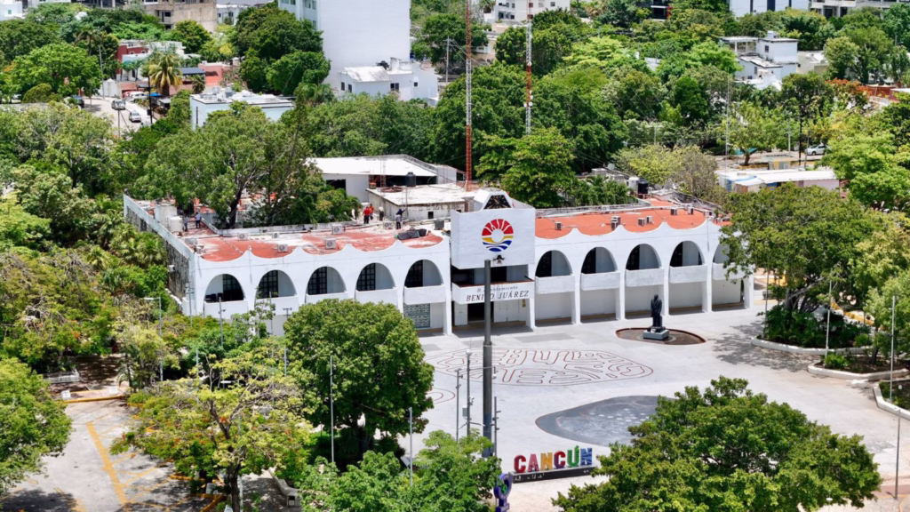Vista aérea del Palacio Municipal de Benito Juárez en Cancún