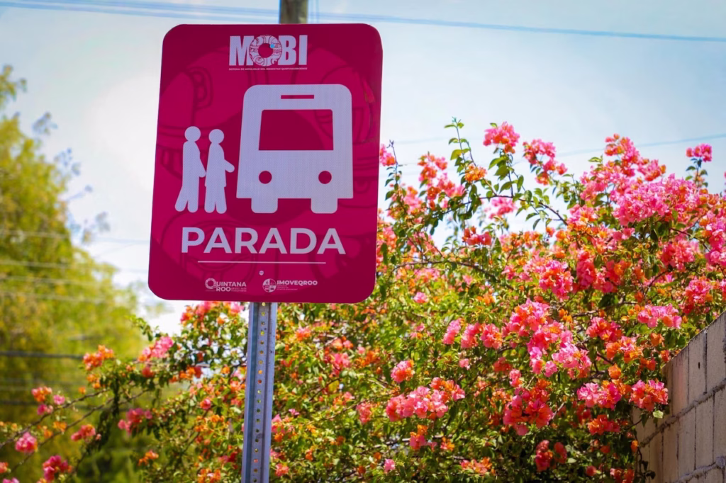Paradero Mobi del transporte público en Cancún como parte del sistema de movilidad de Quintana Roo.