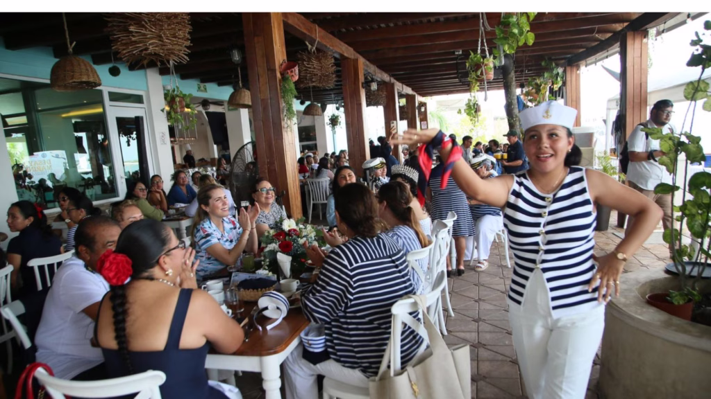 Participantes y organizadores del Desayuno Marinero con causa en Isla Mujeres.