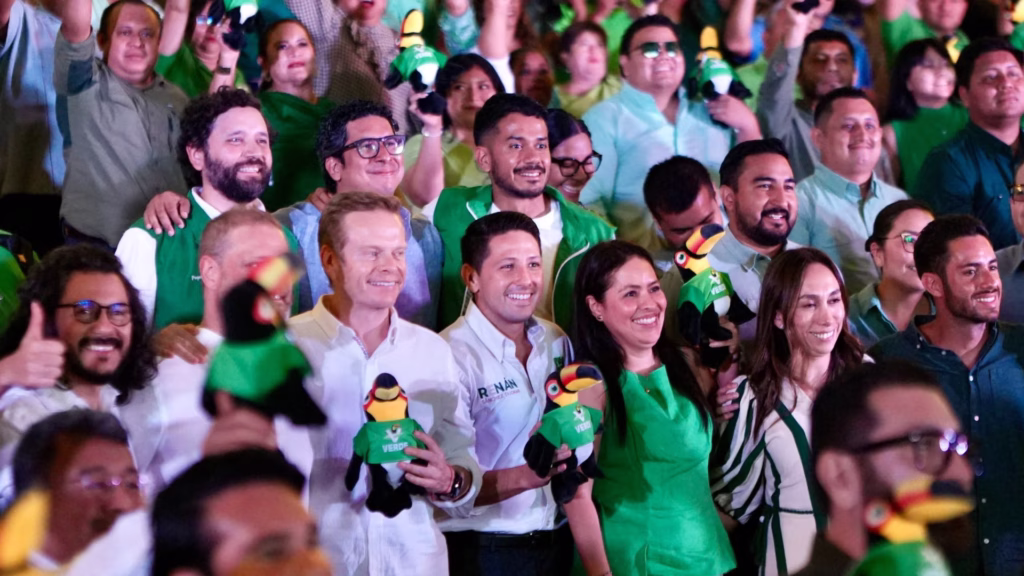 Militancia del Partido Verde Quintana Roo durante un evento político estatal.