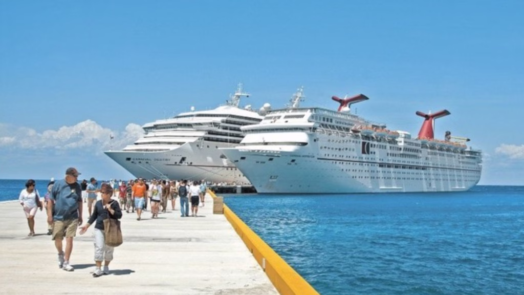 Pasajeros descendiendo de cruceros en Cozumel Quintana Roo