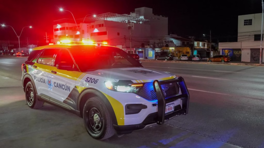 Patrulla de Seguridad Pública de Cancún durante un operativo nocturno de vigilancia.
