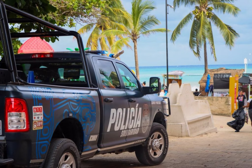 Patrulla de la Policía Municipal realiza vigilancia en una zona turística de Playa del Carmen.