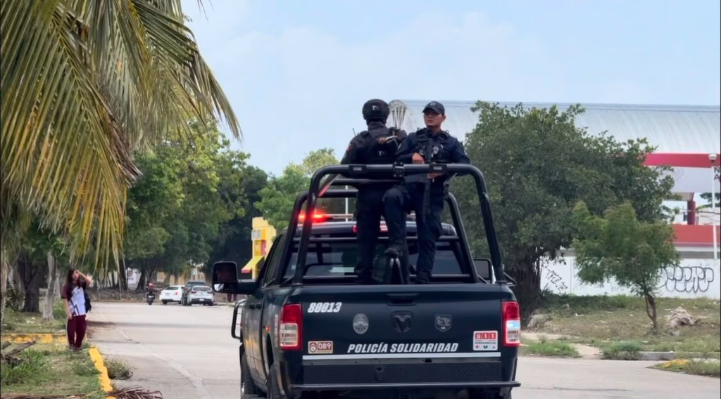 Patrulla de la Policía Municipal realiza un recorrido de vigilancia en Playa del Carmen.