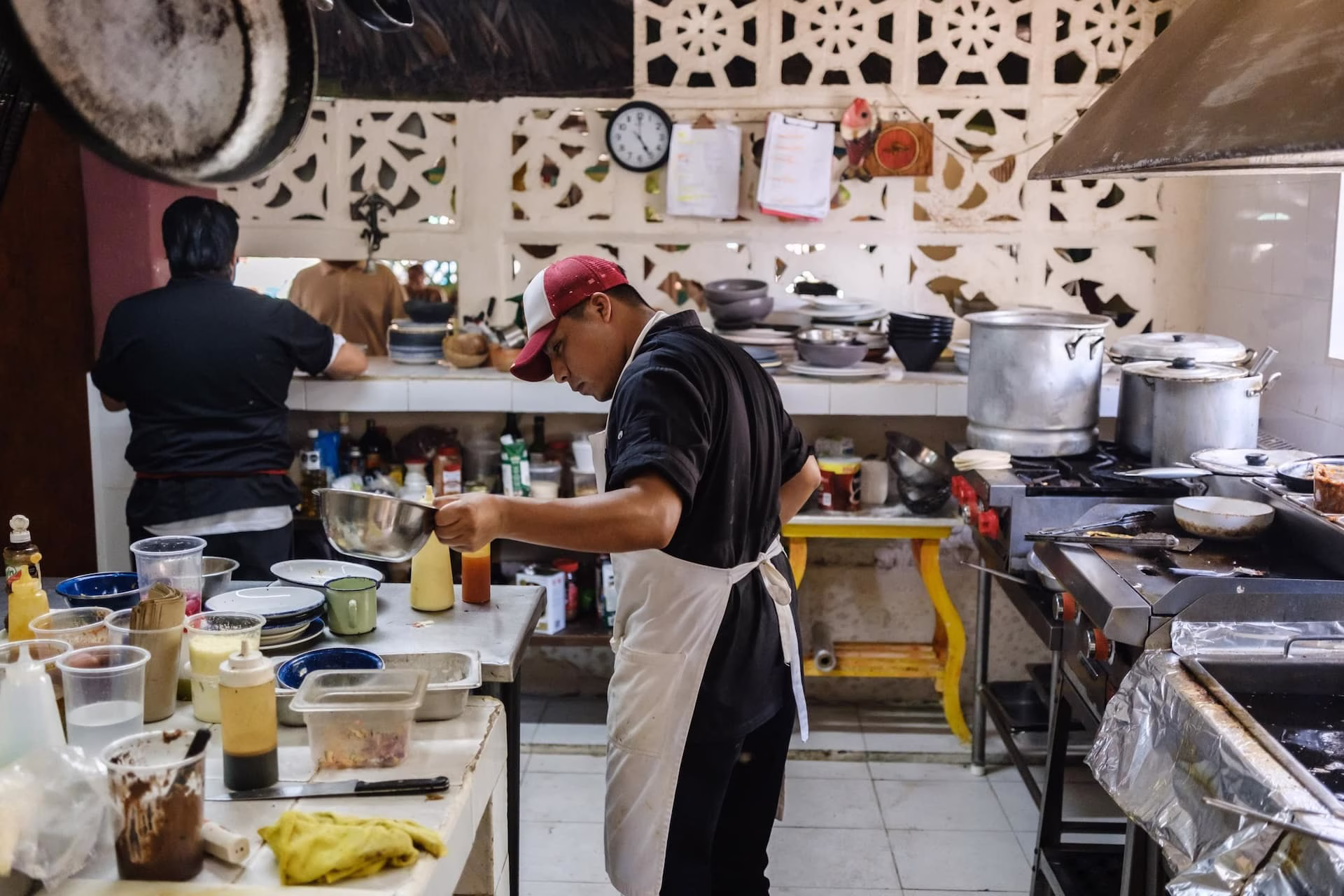 Personal de cocina trabaja en un restaurante de Quintana Roo.