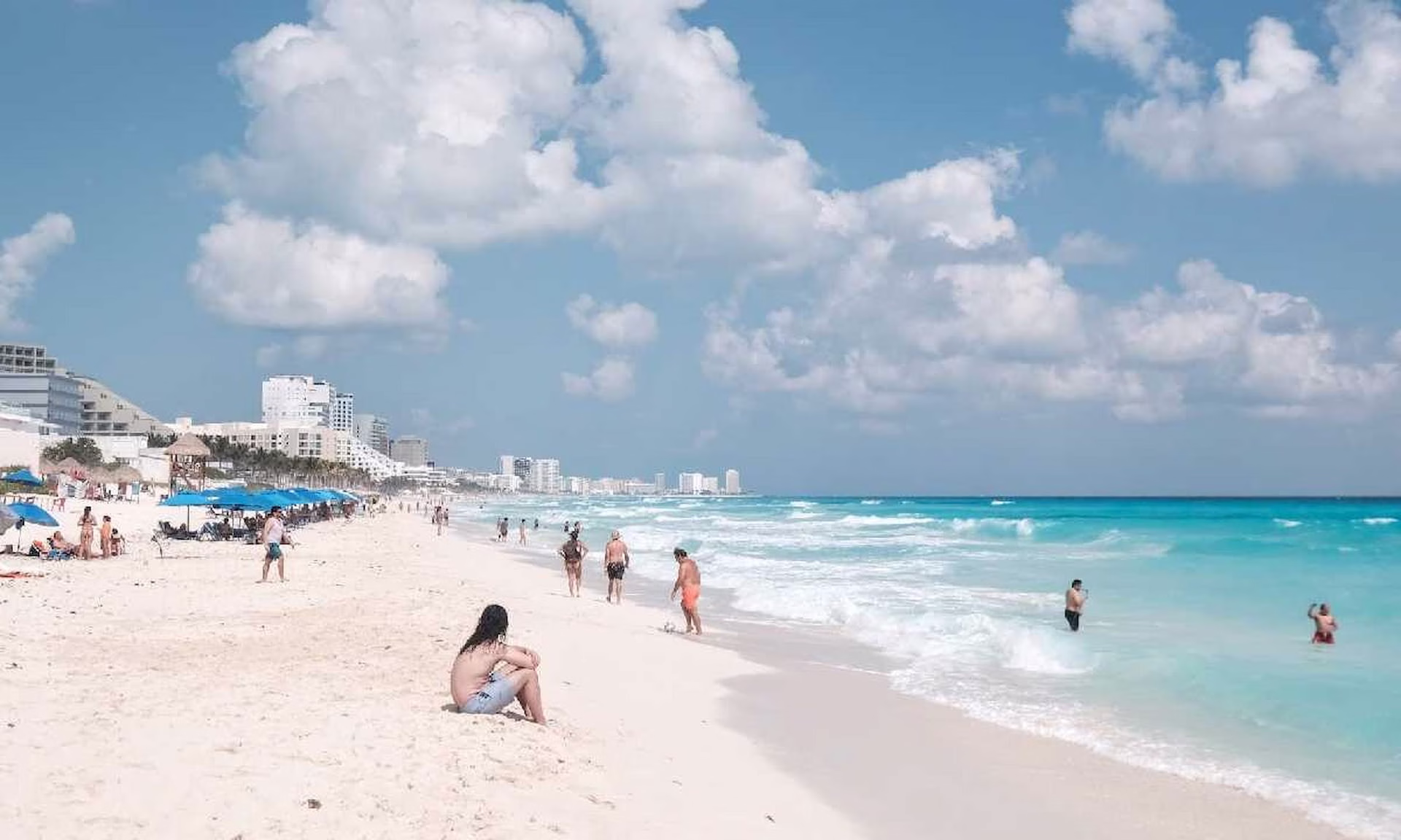 Playa de Quintana Roo durante una jornada de calor extremo