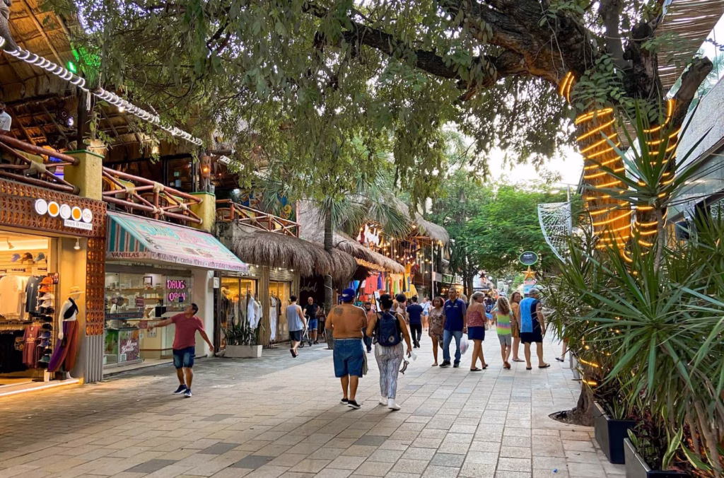 Turistas recorren una zona turística de Playa del Carmen