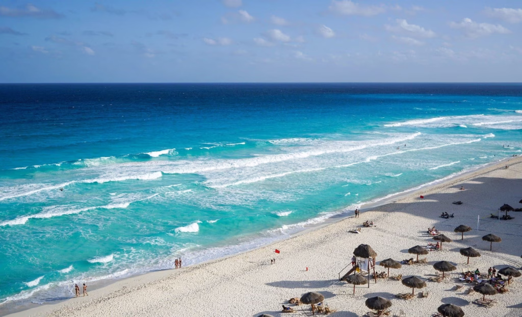 Vista aérea de playas de Cancún durante temporada de lluvias en Quintana Roo