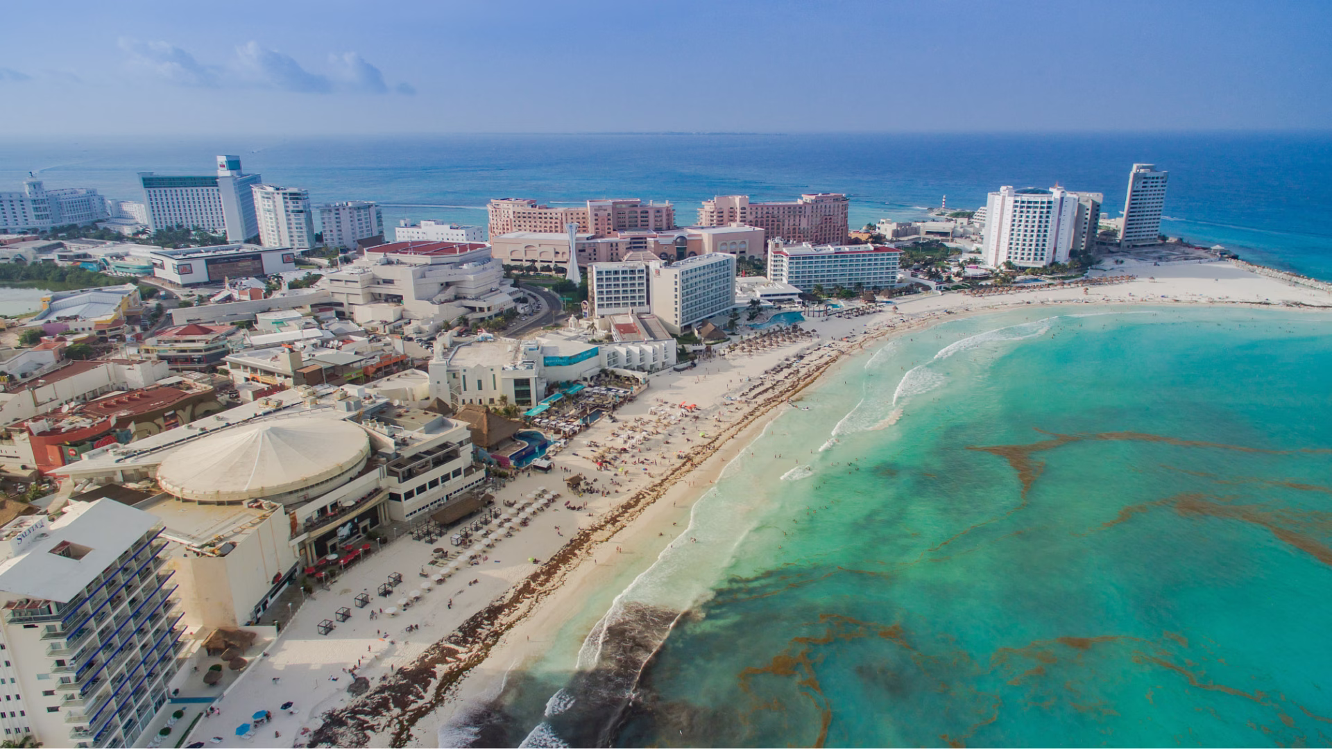 Playa de Cancún con hoteles donde opera la inversión española en Quintana Roo.