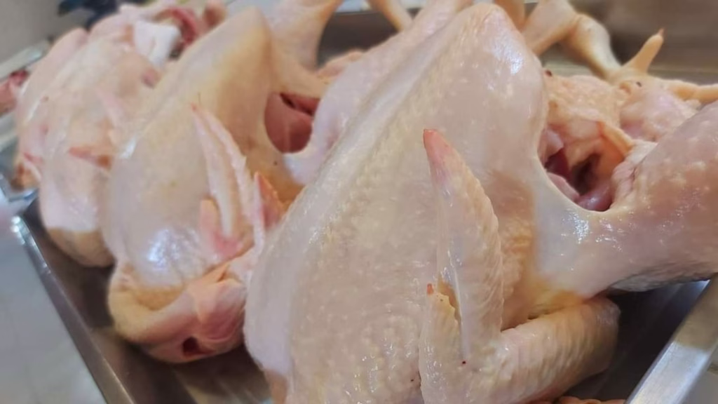 Pollo entero a la venta como parte de la canasta básica en Quintana Roo