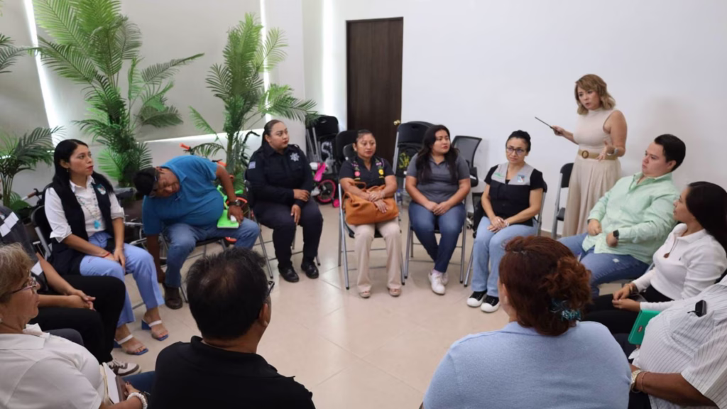 Servidores públicos participan en un taller de mediación y conciliación en Puerto Morelos.