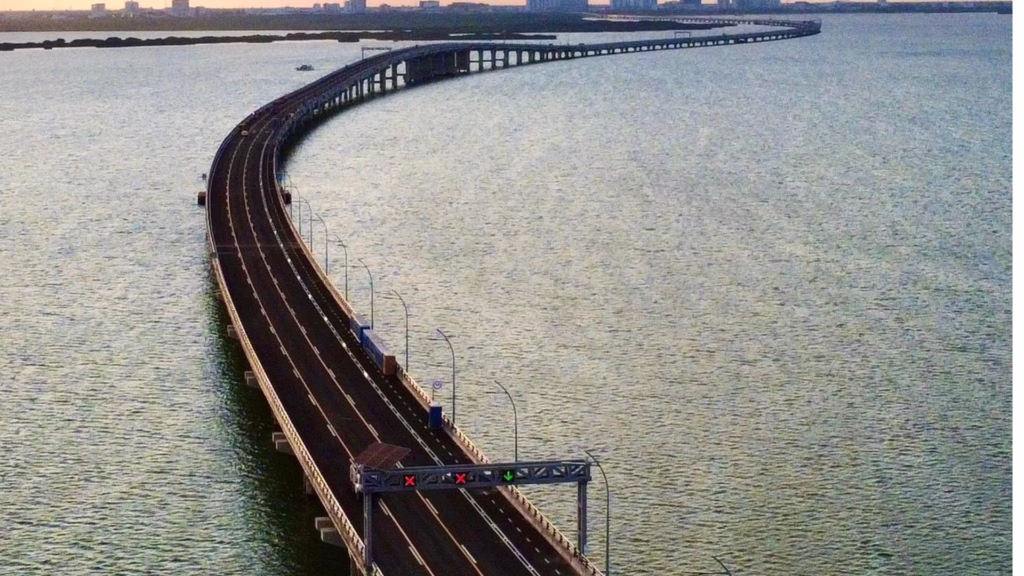 Vista aérea del Puente Nichupté que conecta Cancún con la Zona Hotelera.
