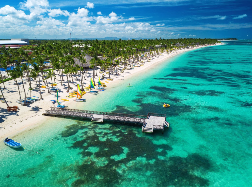 Vista aérea de Punta Cana, uno de los principales competidores turísticos del Caribe Mexicano en la región.