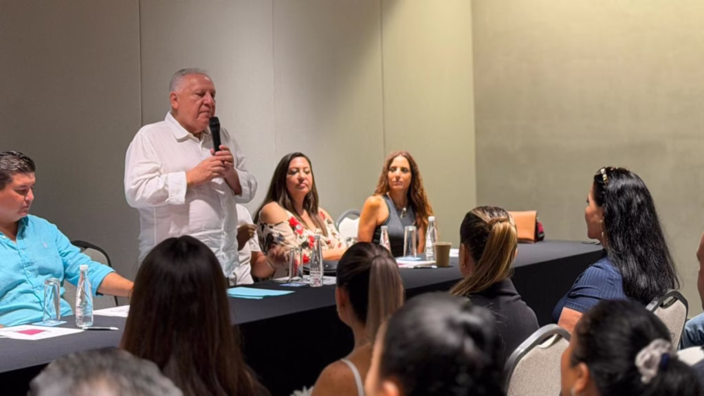 Rafa Marín conversa con uno de los asistentes al encuentro realizado en Playa del Carmen.