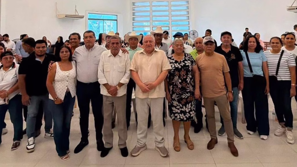 Rafael Marín durante encuentro con simpatizantes y liderazgos en Alfredo V. Bonfil, Quintana Roo