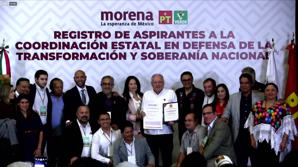 Rafael Marín Mollinedo durante su registro como aspirante a la Coordinación Estatal en Defensa de la Transformación y la Soberanía Nacional de Morena en Quintana Roo.