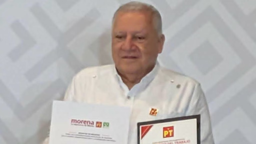 Rafael Marín Mollinedo muestra su registro como aspirante a la Coordinación Estatal de Morena en Quintana Roo.