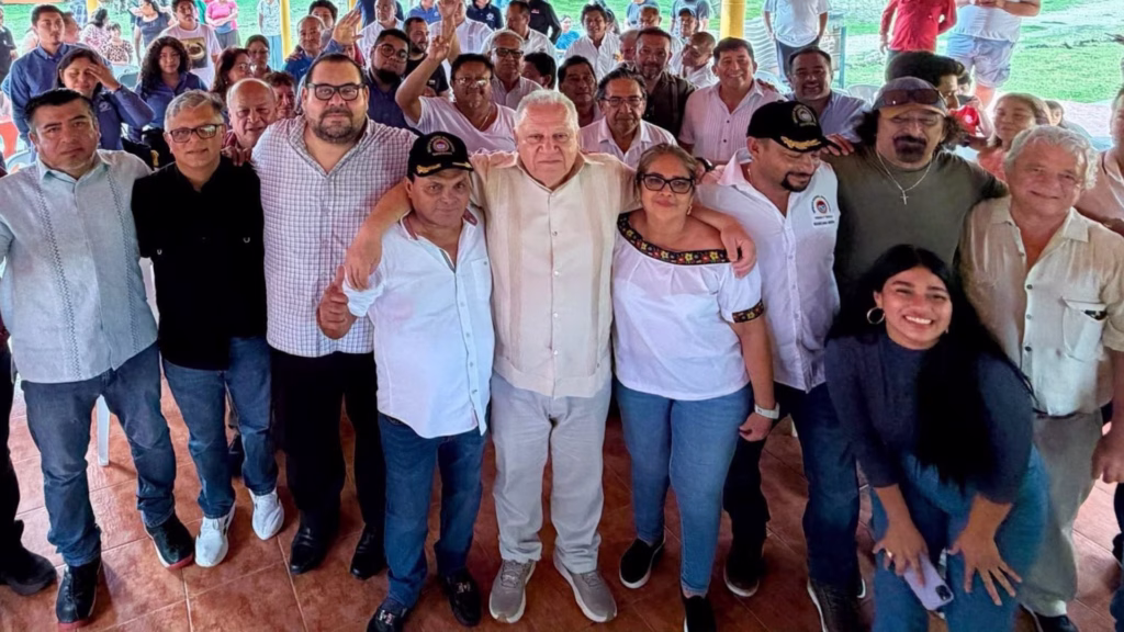 Rafael Marín acompañado de habitantes y representantes comunitarios durante reunión en Quintana Roo