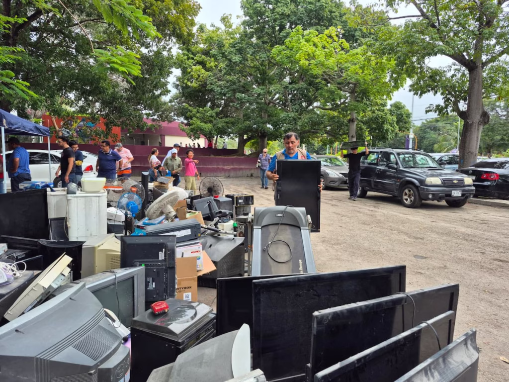 Ciudadanos participan en una jornada del Reciclatón entregando residuos electrónicos en Cancún