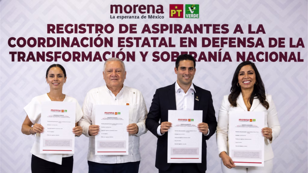 Marybel Villegas Canché, Rafael Marín Mollinedo, Eugenio "Gino" Segura Vázquez y Ana Patricia Peralta durante su registro como aspirantes a la Coordinación Estatal en Defensa de la Transformación y la Soberanía Nacional de Morena en Quintana Roo.