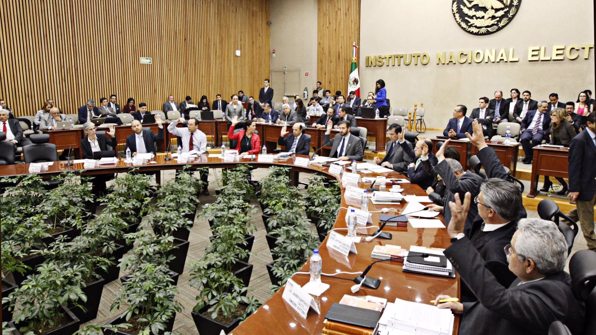 Consejeros del Instituto Nacional Electoral votan durante la sesión en la que se aprobaron nuevos partidos políticos nacionales rumbo a las elecciones de 2027.
