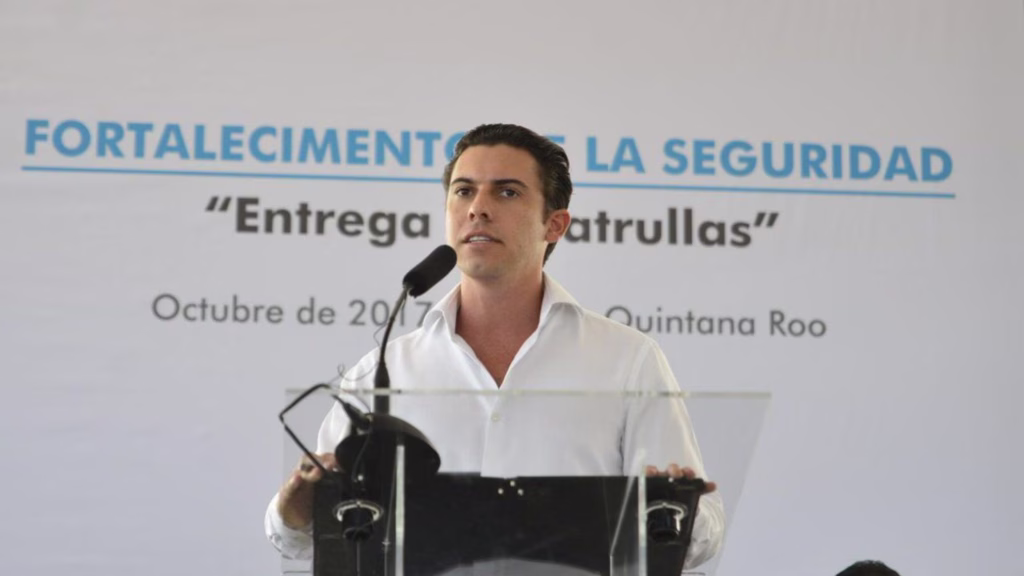 Remberto Estrada Barba durante la presentación del esquema de arrendamiento de patrullas para Seguridad Pública de Cancún en 2017.