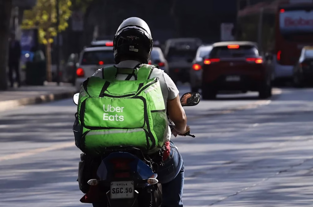 Repartidor en motocicleta trabajando en Playa del Carmen