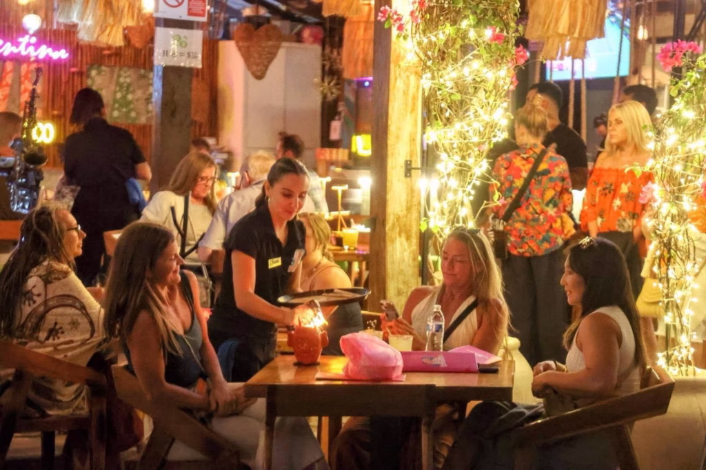 Restaurantes de Isla Mujeres reciben turistas durante la temporada vacacional
