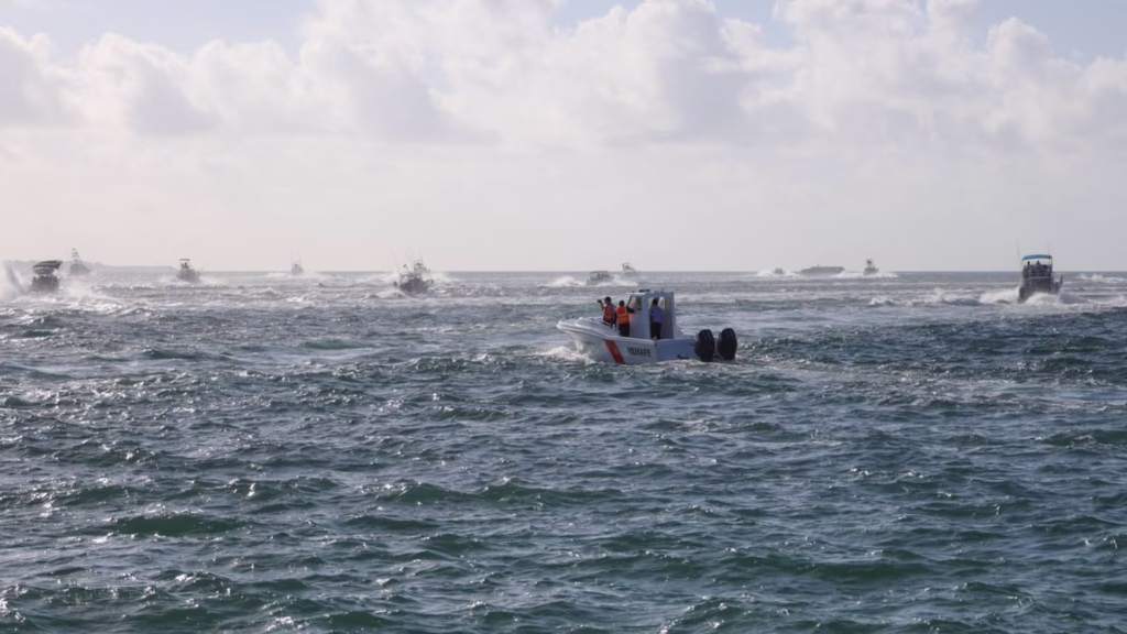 Salida de embarcaciones durante el torneo de pesca en Cancún 2026.