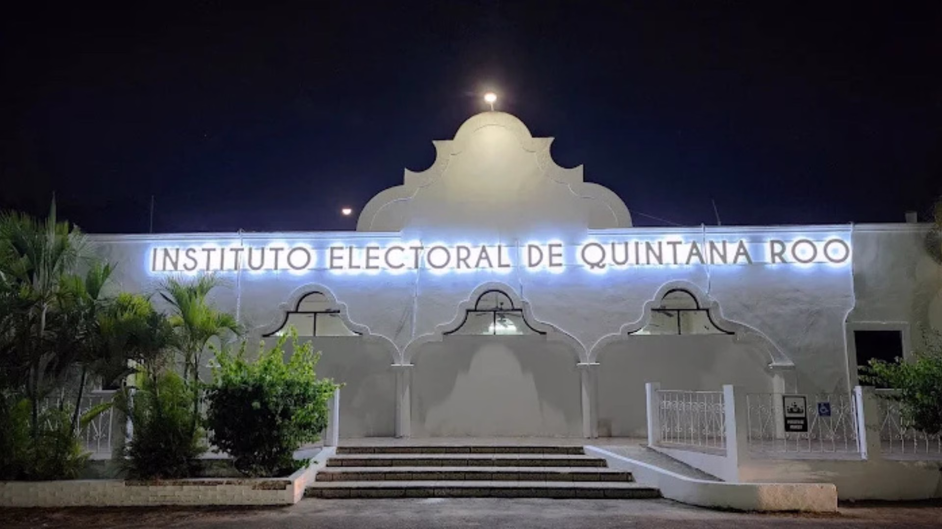 Fachada de la sede del Instituto Electoral de Quintana Roo (IEQROO), autoridad encargada de organizar las elecciones locales.