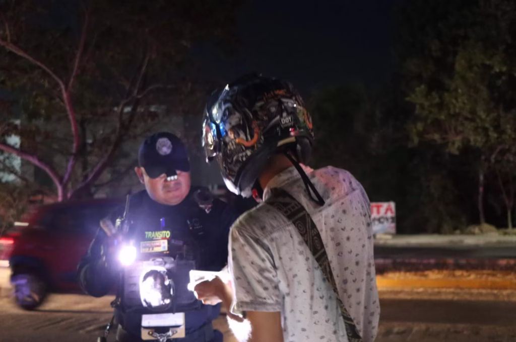 Elemento de seguridad participa en operativo de alcoholímetro en Playa del Carmen.