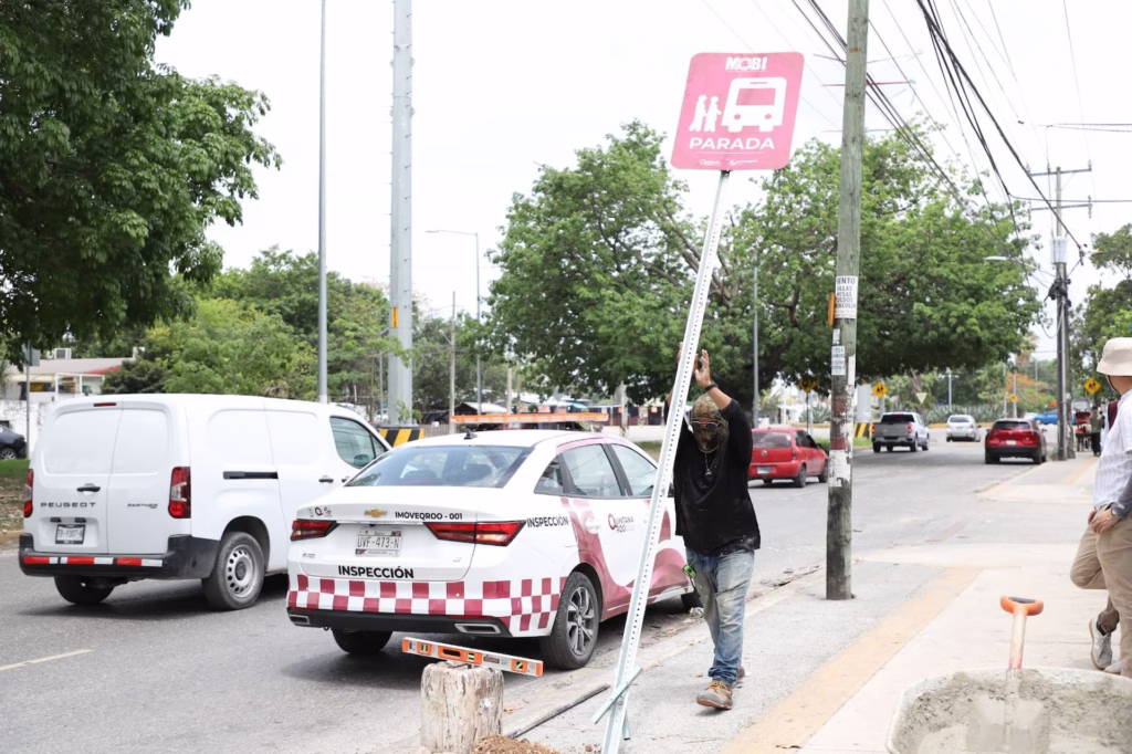 Señalética de un paradero Mobi instalada en Cancún para identificar puntos oficiales del transporte público.