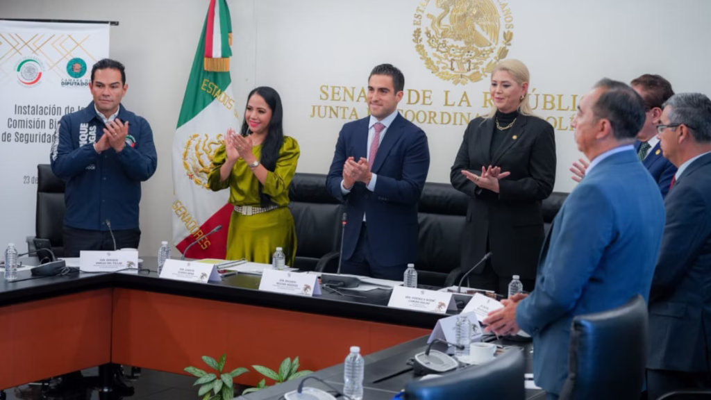 Sesión de instalación de la Comisión Bicamaral de Seguridad Nacional encabezada por Gino Segura.