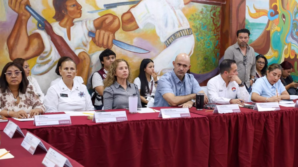 Funcionarios municipales participan en la sesión del Sistema Municipal para prevenir la violencia contra las mujeres.