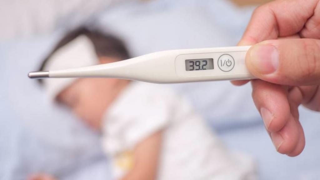 Persona con fiebre utiliza un termómetro ante posibles síntomas de dengue.