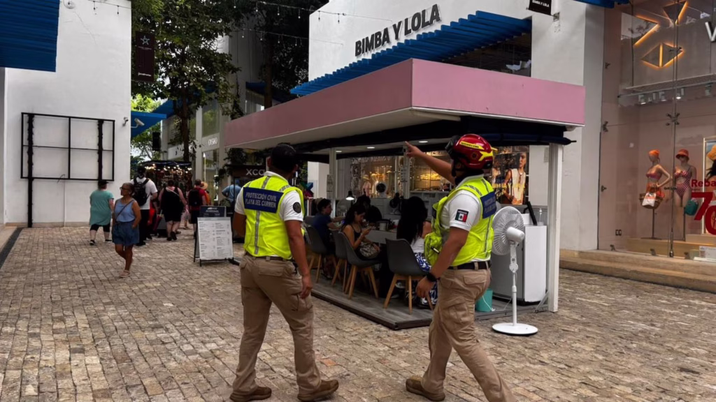 Personal de Protección Civil de Playa del Carmen realiza recorridos preventivos en la Quinta Avenida tras el sismo de magnitud 6.1 registrado en Cuba.