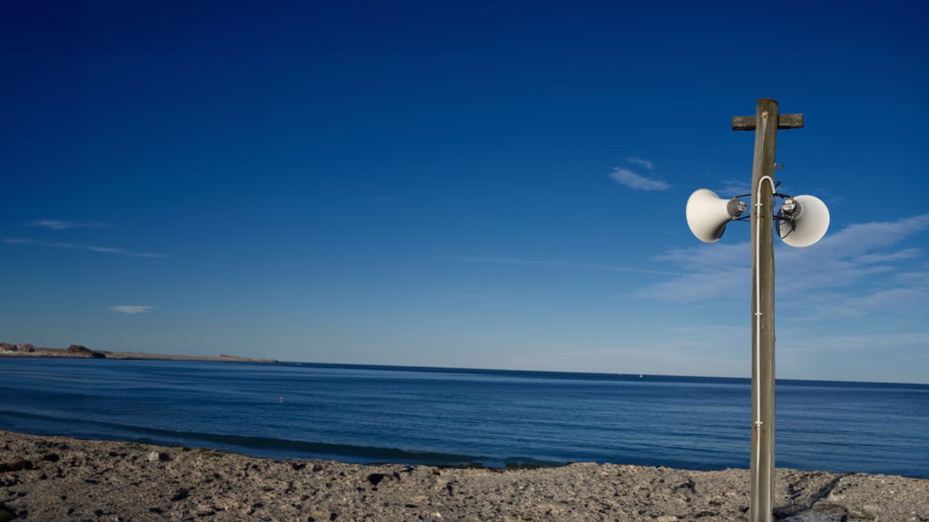 Altavoz de alerta temprana instalado en una zona costera para emergencias por tsunami
