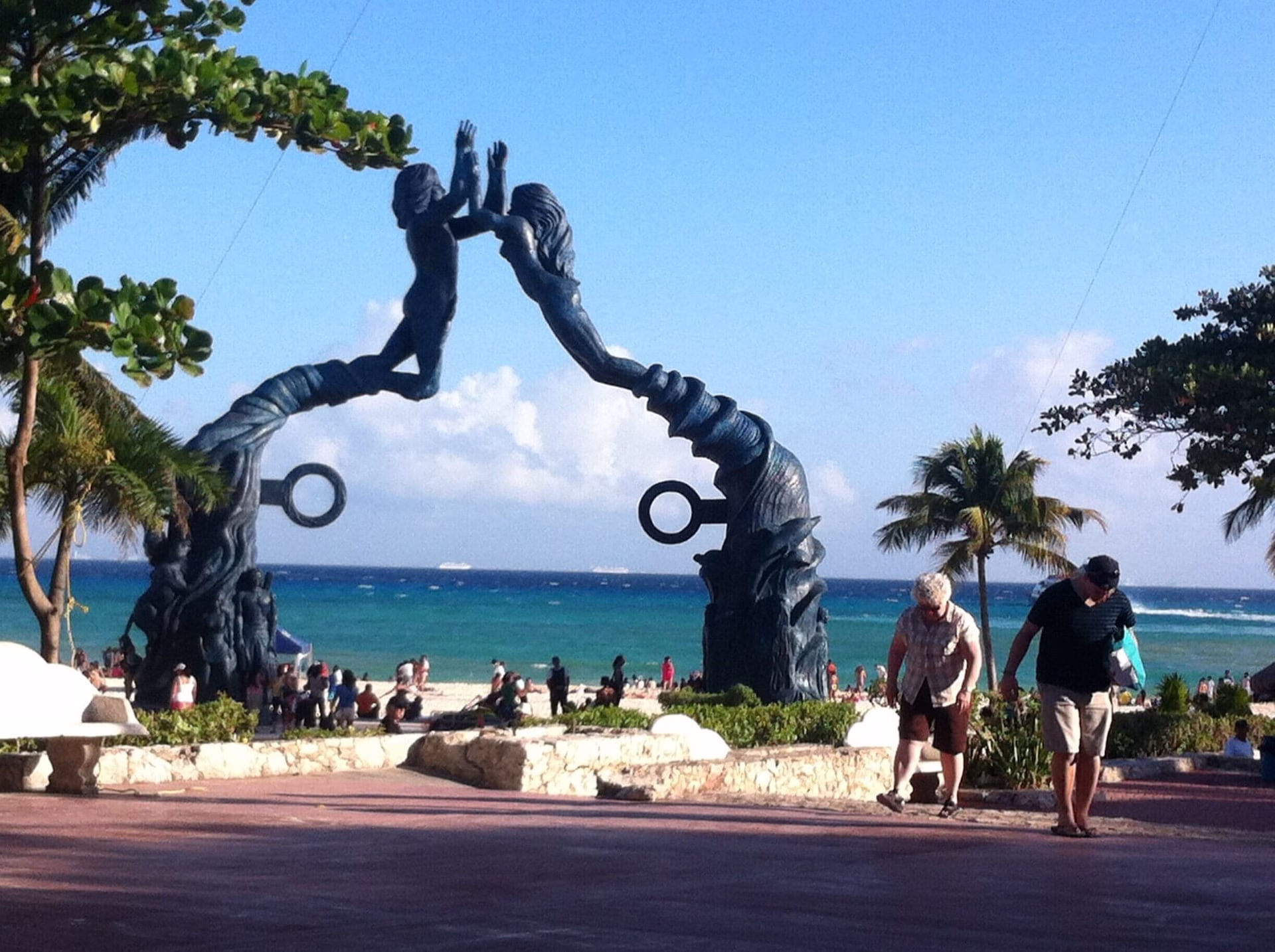 Turistas caminan por una playa del Caribe Mexicano durante la temporada baja en Quintana Roo.