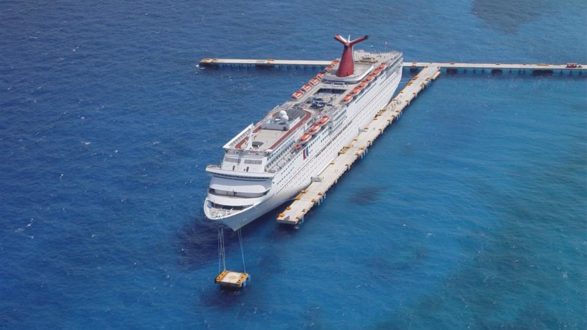 Crucero atracado en el puerto de Cozumel, uno de los principales destinos de cruceros del Caribe.