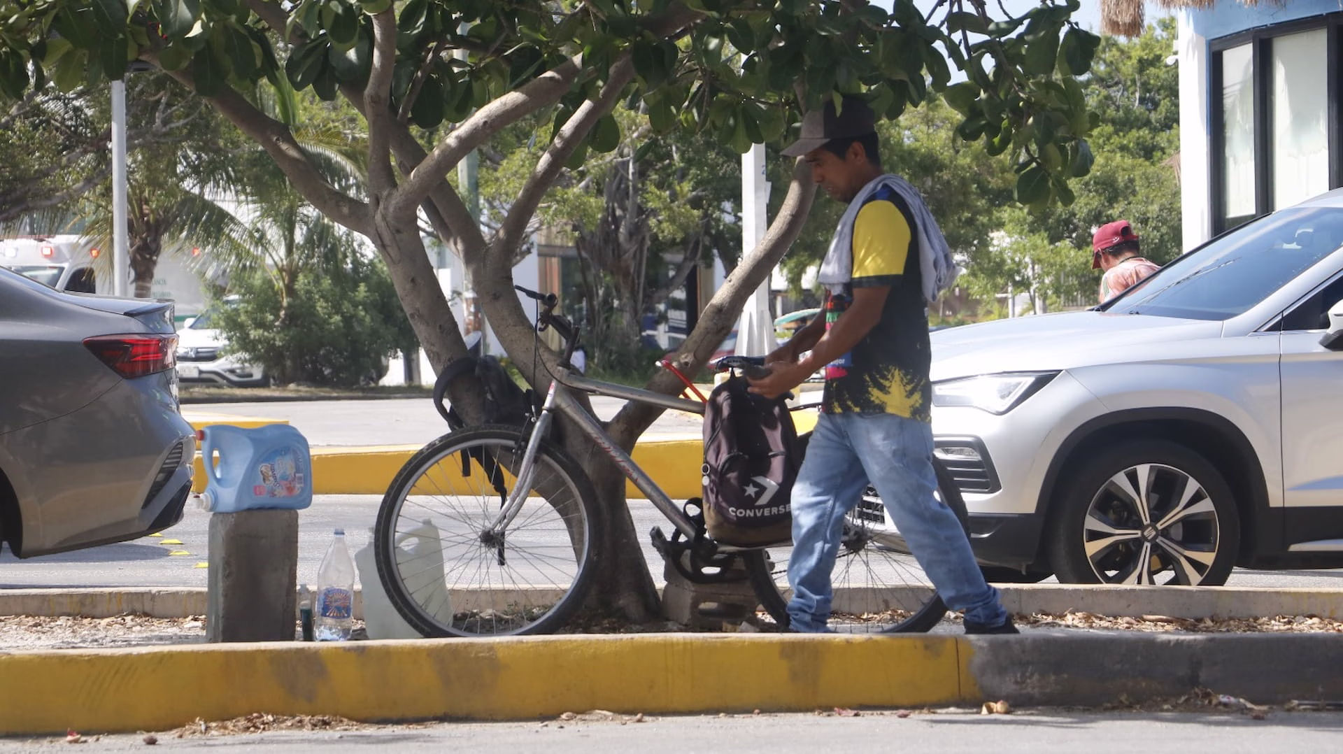 Trabajadores realizan labores bajo el calor extremo en Quintana Roo