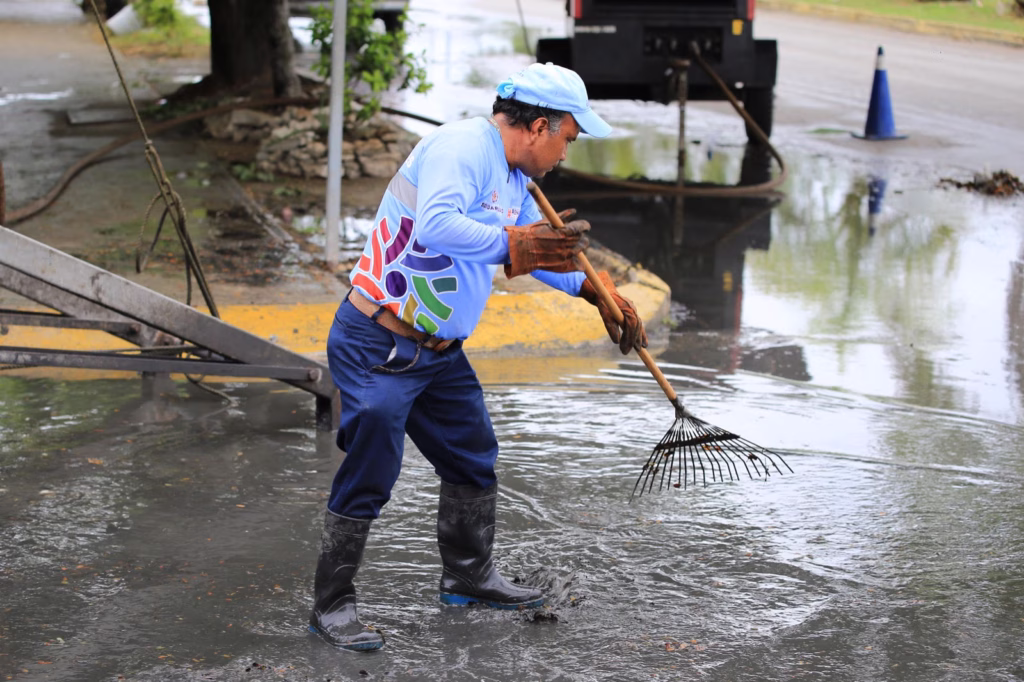 Trabajadores realizan labores en una zona afectada por inundaciones