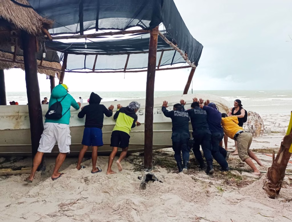 Trabajadores realizan labores en zona afectada por lluvias en Holbox