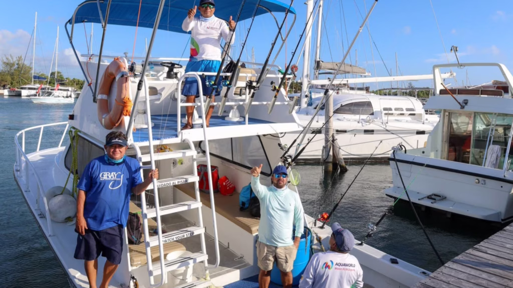 Tripulación participante del torneo de pesca en Cancún antes de iniciar la competencia.