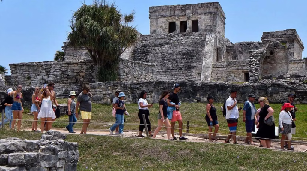 Turistas visitan la zona arqueológica de Tulum en Quintana Roo.