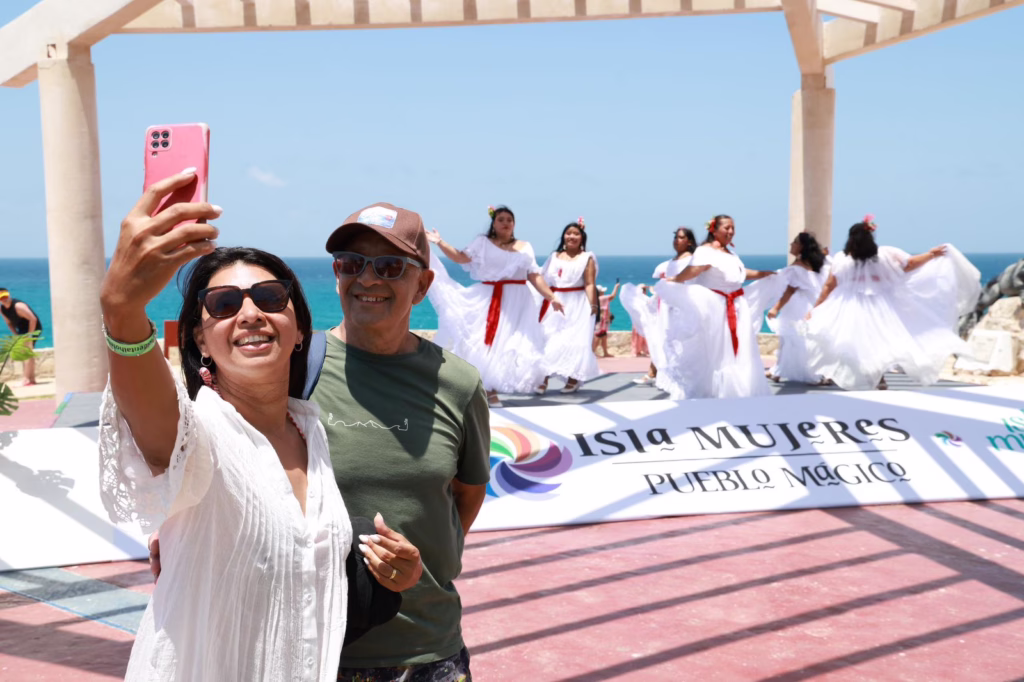 Visitantes disfrutan de actividades culturales en Punta Sur, Isla Mujeres.
