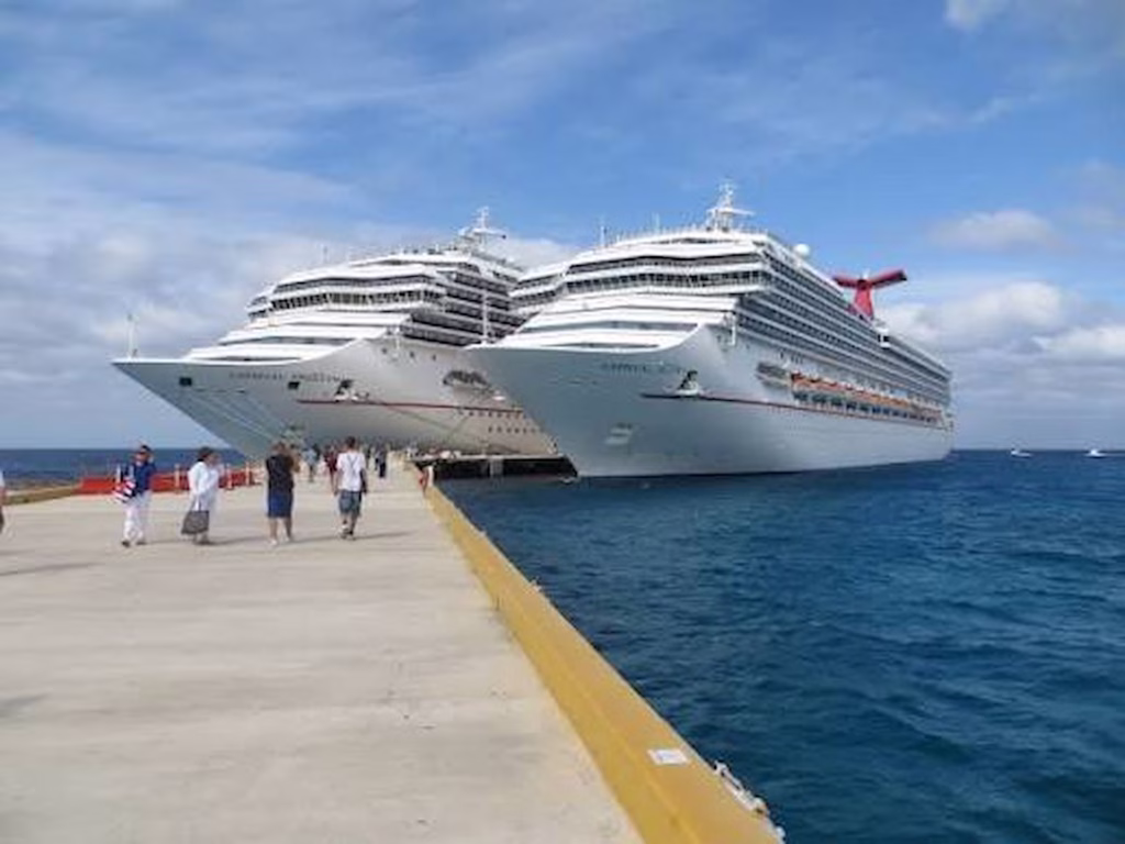 Crucero atracado en el puerto de Cozumel, uno de los principales destinos de cruceros que impulsan el turismo en Quintana Roo.